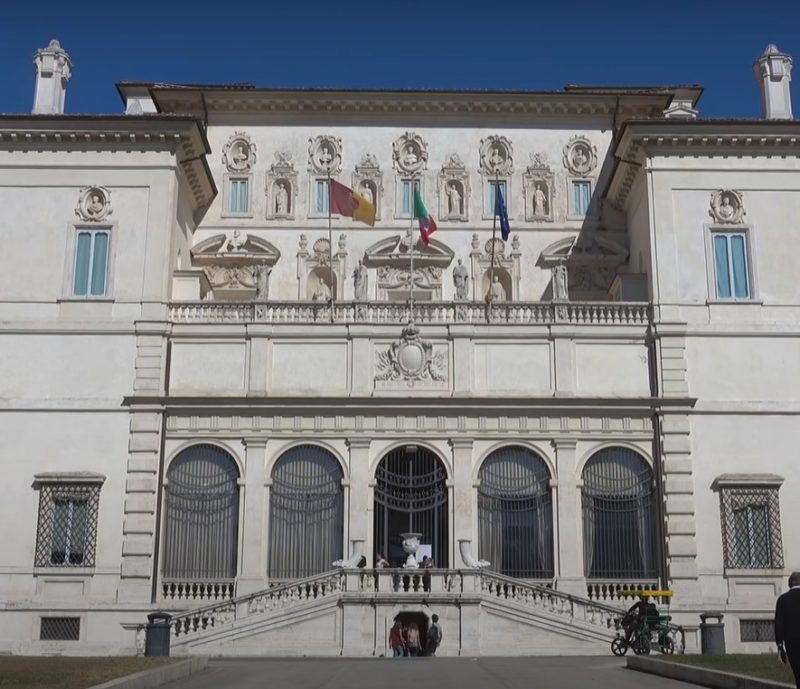 galleria borghese opere scendono le scale - paolo giorgio bassi