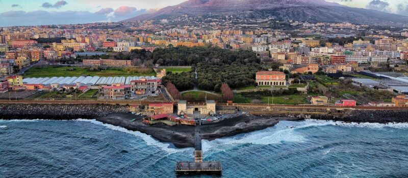 Vista di Napoli e dei suoi quartieri dal mare