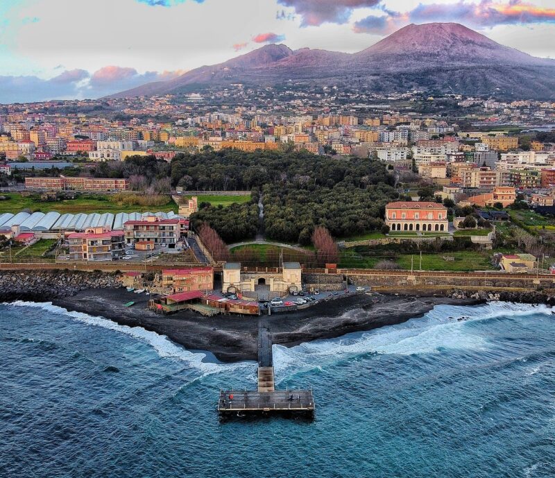 Vista di Napoli e dei suoi quartieri dal mare